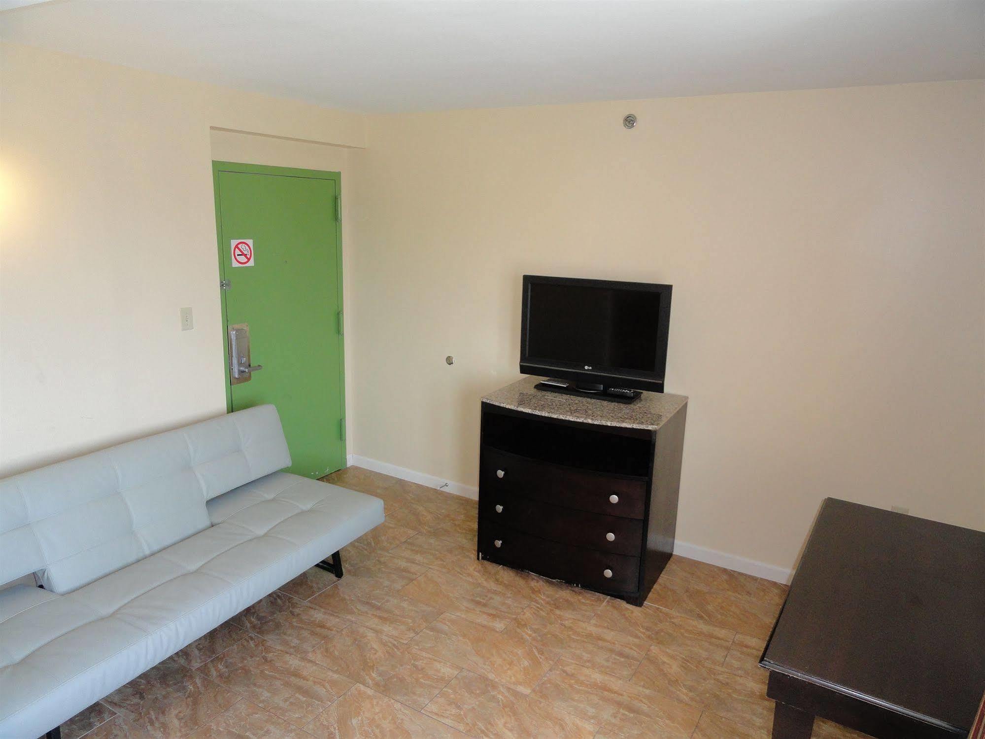 Sea Palace Motel *